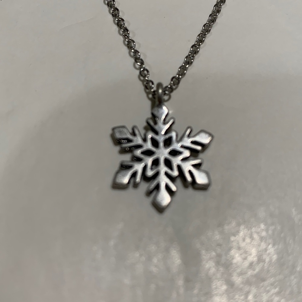 NWOT silver snowflake necklace